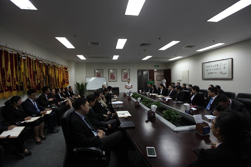 我所聘請(qǐng)專業(yè)形象設(shè)計(jì)團(tuán)隊(duì)改進(jìn)律師儀容儀表