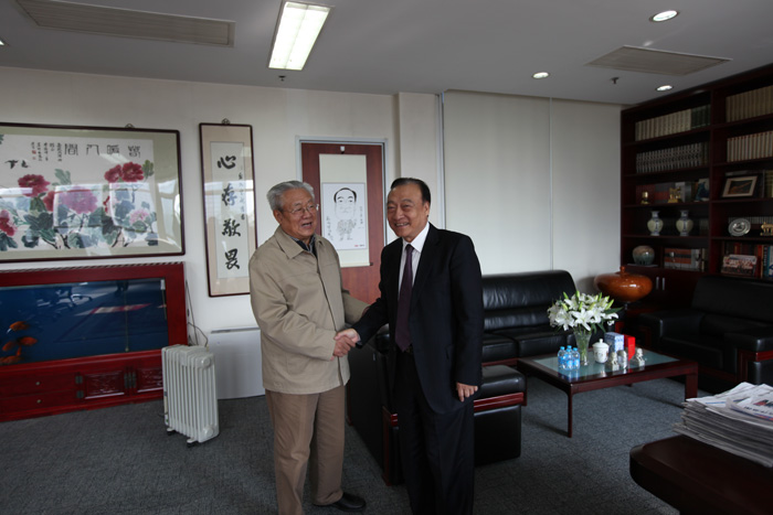 2015年10月23日，中央警衛(wèi)局原副局長(zhǎng)、鄧小平同志警衛(wèi)秘書(shū)張寶忠中將來(lái)我所參觀訪問(wèn)。