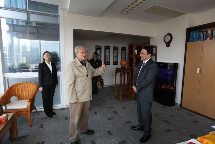 　　2015年10月23日，中央警衛(wèi)局原副局長(zhǎng)、鄧小平同志警衛(wèi)秘書(shū)張寶忠中將來(lái)我所參觀訪問(wèn)。