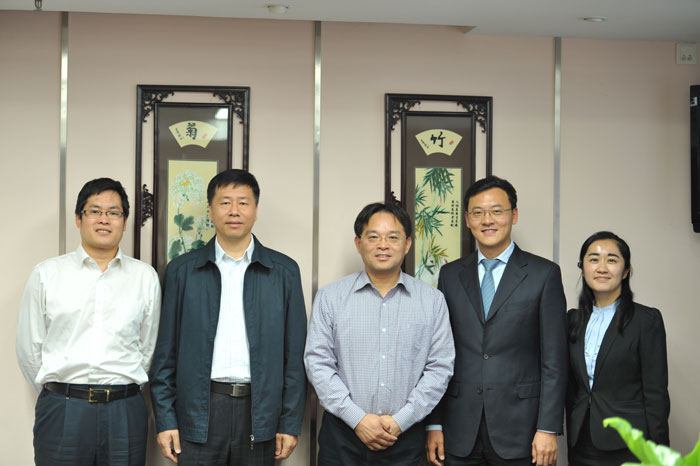 2015年10月23日，我所高級(jí)合伙人岳屾山律師、人力資源總監(jiān)肖蕊走訪我所顧問單位交通運(yùn)輸部職業(yè)資格中心。