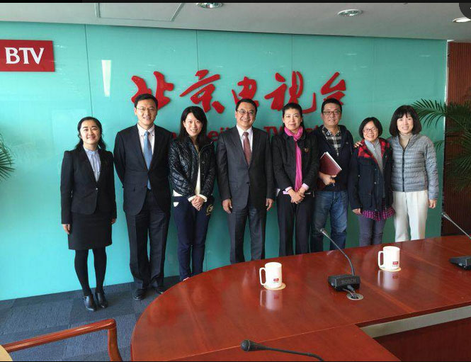 　　2015年10月30日，我所岳運生主任、高級合伙人岳屾山律師、人力資源總監(jiān)肖蕊走訪我所顧問單位北京電視臺《特別關注》欄目。 　　圖為北京電視臺副總編輯艾冬云（右四）、岳運生主任（左四）、新聞中心編輯部主任周舟（右一）、岳屾山律師（左二）、社會采訪部科長代曉（右二）、《北京您早》主編黃廣（右三）、《特別關注》主編趙欣（左三）、肖蕊（左一）。