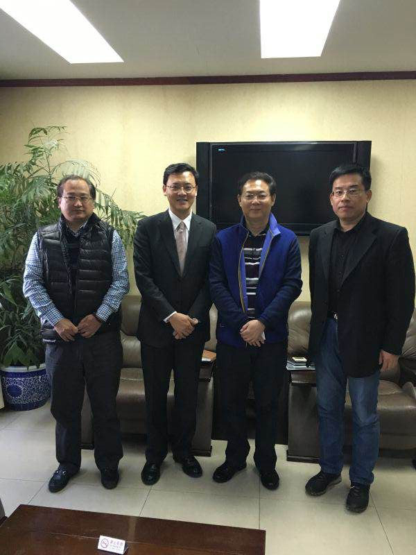 2015年10月28日，我所高級(jí)合伙人岳屾山律師、人力資源總監(jiān)肖蕊走訪我所顧問單位北京市朝陽(yáng)區(qū)人民政府亞運(yùn)村街道辦事處。