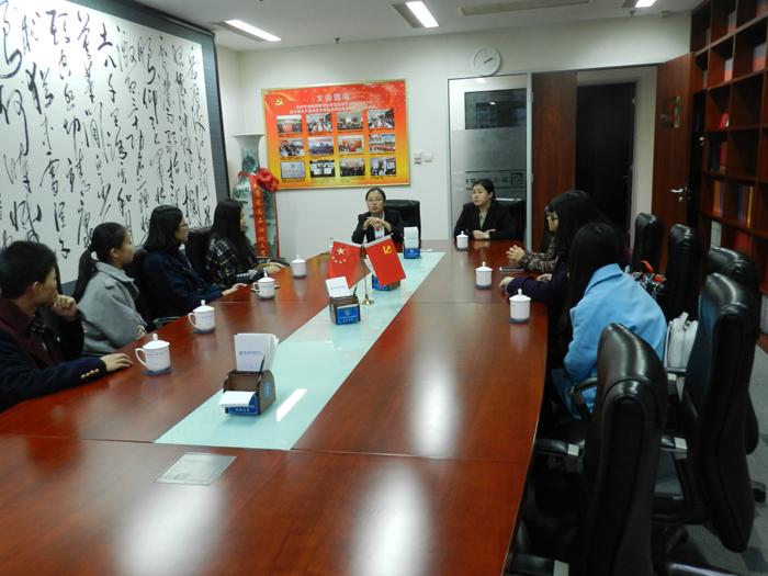 　　2015年11月5日，對(duì)外經(jīng)濟(jì)與貿(mào)易大學(xué)法學(xué)院10余位同學(xué)來我所參觀交流，學(xué)生與我所律師展開了熱烈交談。