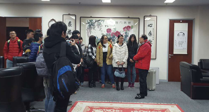 2015年11月5日，對外經(jīng)濟(jì)與貿(mào)易大學(xué)法學(xué)院10余位同學(xué)來我所參觀交流，學(xué)生與我所律師展開了熱烈交談。