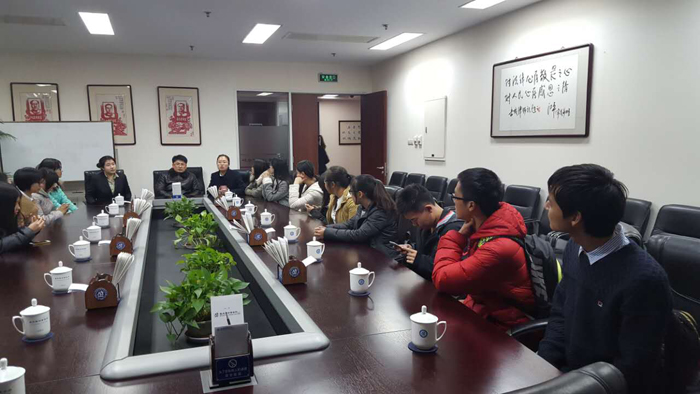 　　2015年11月5日，對外經(jīng)濟(jì)與貿(mào)易大學(xué)法學(xué)院10余位同學(xué)來我所參觀交流，學(xué)生與我所律師展開了熱烈交談。