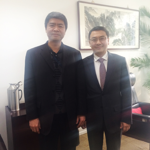 圖為北京石油法律事務(wù)處處長(zhǎng)陸東（左）和岳運(yùn)生主任（右）合影